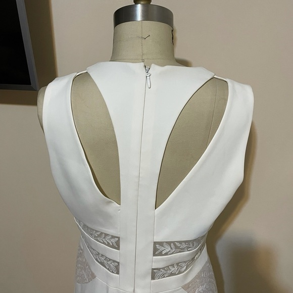 0063 NWT Karleigh Dress in Off White
BCBGMAXAZRIA sz 12 - Picture 8 of 14